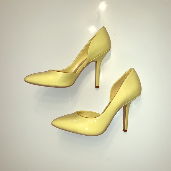 pale yellow pumps
